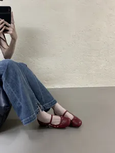 Rote flache Mary Jane Schuhe für Damen, stilvolles französisches Cutout-Design mit Riemen im Alltag.