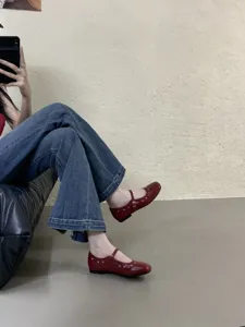 Flache französische Mary Jane Damenschuhe, rote hohle Riemen flache Einzelschuhe Detailansicht.