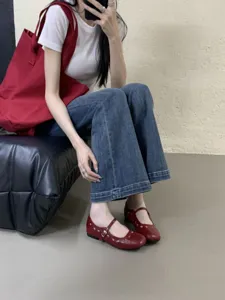 Rote flache Mary Jane Schuhe im Retro-Stil mit Lochmuster für Damen und Freizeit.