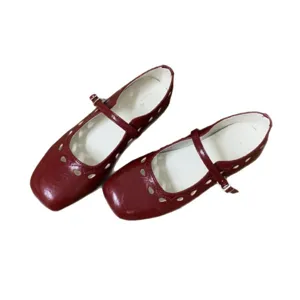 Chaussures Mary Jane plates françaises rouges pour femmes, design ajouré chic avec bride.