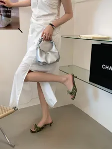 Sandalias de tacón de gatito cuadradas con lunares verdes y lazo para mujer, zapatos de verano.