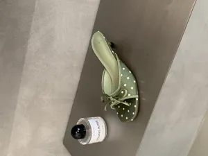 Sandalias de tacón bajo con lunares verdes para mujer, zapatos elegantes de punta cuadrada.