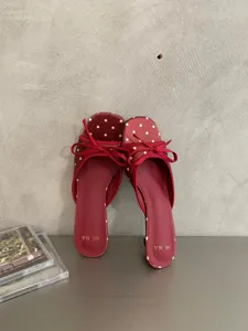 Hermosas sandalias mules rojas de lunares con tacón bajo y elegante lazo para verano