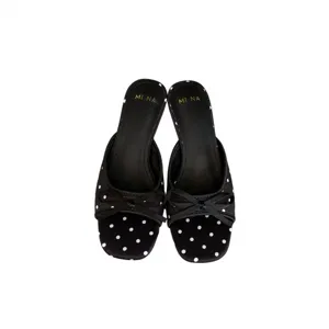 Sandalias mule negras de lunares con punta cuadrada y tacón kitten para mujer con lazo.