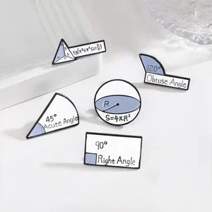 Gedetailleerd overzicht van creatieve wiskunde geometrie emaille speldjes met formules.