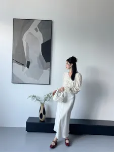 Vue détaillée de sandales élégantes à talons carrés avec bride arrière confortable.