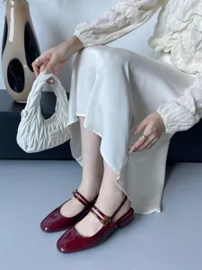 Vue détaillée de chaussures Mary Jane à talons carrés en cuir vernis bordeaux à brides.