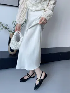 Sandales chic d'automne a talon carre et bride arriere pour jolies femmes elegantes