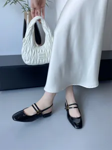 Chaussures slingback pour femme en cuir vernis noir bout carre et talon moyen elegant