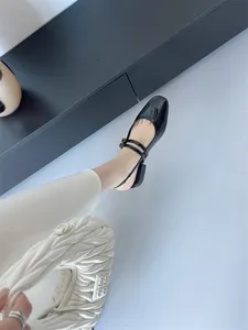 Sandales slingback en cuir verni noir à bout carré et talons carrés bas élégants et confortables.