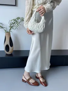 Élégantes sandales slingback marron pour femmes à talons bloc, bout carré et brides.