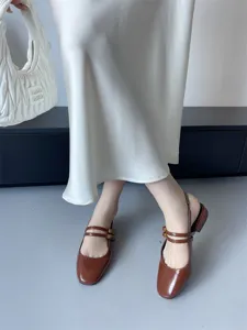 Vue détaillée de chaussures Mary Jane élégantes en cuir verni marron à talons carrés et brides.