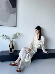 Vue détaillée de sandales slingback à talon carré dans un style élégant quotidien