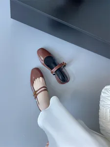 Chaussures Mary Jane marron à bout carré, talon block et doubles brides élégantes.