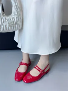 Chaussures Mary Jane en cuir vernis rouge pour femme, bout carré, double bride petit talon.