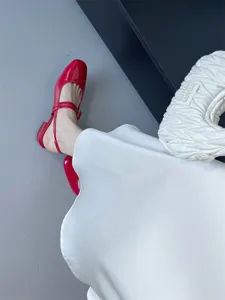 Vue détaillée de chaussures slingback en cuir verni rouge avec bout carré et talon épais.