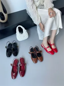Élégantes chaussures slingback pour femmes en cuir vernis dotées d'un talon carré confortable.