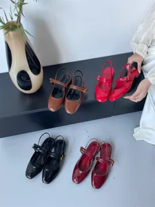 Vue détaillée de chaussures slingback à bout carré et talon bloc pour femmes en diverses couleurs.