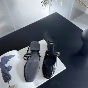 Sandales slingback noires en cuir vernis a talons carres et bout carre pour femmes.
