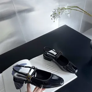 Chaussures slingback élégantes à talons carrés en cuir vernis noir, vue détail.