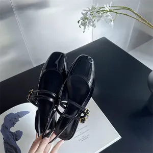 Chaussures Mary Jane à talon carré en cuir verni noir avec double bride élégante.