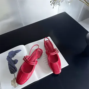 Escarpins slingback en cuir vernis rouge a bout carre et talon bloc, vue de detail elegante chaussures.