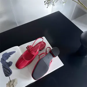 Sandales pour femmes à talons carrés et bout carré en cuir verni rouge détail