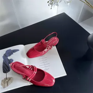 Chaussures slingback à talon bloc en cuir vernis rouge avec bout carré et brides à boucle.