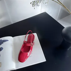 Escarpins slingback en cuir verni rouge à bout carré et talon, vue de détail élégante.