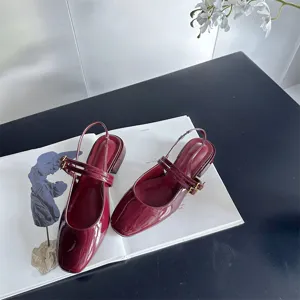 Escarpins slingback en cuir vernis bourgogne, bout carré et talon bloc. Design élégant pour femmes.