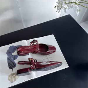 Sandale slingback en cuir vernis bordeaux vue de détail avec bout carré et talon épais.