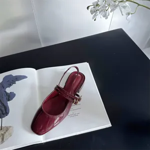 Escarpins slingback en cuir verni bordeaux avec bout carré, talon carré et brides à boucles.