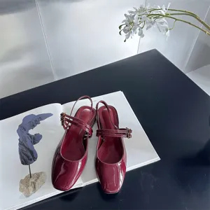 Chaussures slingback à talon moyen en cuir vernis bordeaux avec bout carré et double bride.
