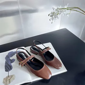 Sandales pour femmes marron à bout carré et talon bloc, élégantes chaussures d'automne.