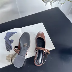 Sandales slingback à talon carré et bout carré marron, vue de détail de chaussures élégantes.