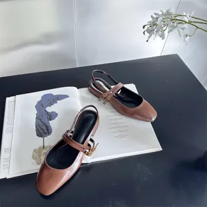 Vue détaillée de chaussures slingback élégantes à bout carré et talon bloc marron clair