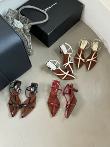 Detailansicht von spitzen High-Heel-Sandaletten in verschiedenen Farben mit feiner Verarbeitung.
