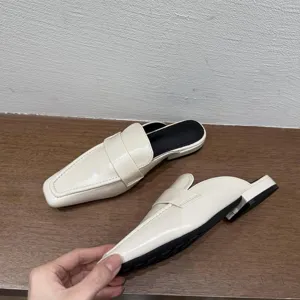 Eleganti mule da donna con punta quadrata beige e tacco basso piatto per un look chic quotidiano.