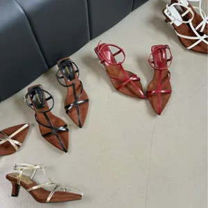 Schicke spitze Stiletto-High Heels mit Riemchen-Design, stilvolle Sommerschuhe für Damen.