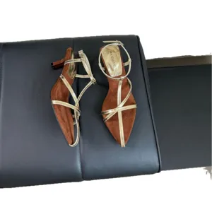 Elegante spitze High Heel Sandalchen mit goldenen Riemen und braunem Wildleder für den Sommer.