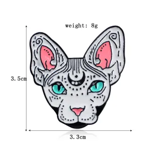 Gedetailleerd overzicht van mystieke Sphynx kat geëmailleerde broche met halve maan, metalen speld.