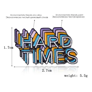 Gedetailleerd overzicht van kleurrijke Hard Times emaille speld van zinklegering voor spijkerjas.