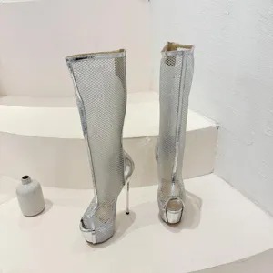 Vue rapprochée et détaillée de bottes à talons aiguilles en résille argentée style