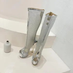 Bottes d'été ajourées à plateforme et talon aiguille en maille argentée pour femmes.