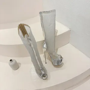 Bottes à talons hauts en maille argentée, cuissardes stiletto bout ouvert détails plateforme.
