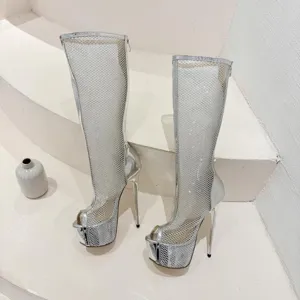Vue détaillée de bottes hautes en résille à talons aiguilles et plateforme métallisées argentées.