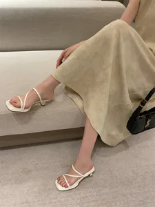 Minimalist mules με τετράγωνο μύτη και χαμηλό τακούνι kitten, κομψή λεπτομέρεια.