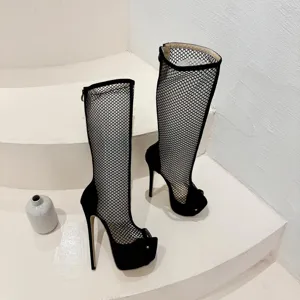 Vue détaillée de bottes hautes à talons aiguilles en maille noire et bout ouvert.