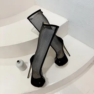 Bottes hautes noires en maille ajourée avec bout ouvert et talons aiguilles.
