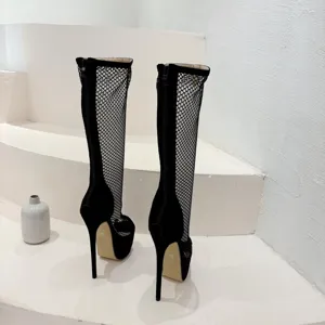 Bottes hautes en maille noire avec talon aiguille et plateforme, design ouvert.